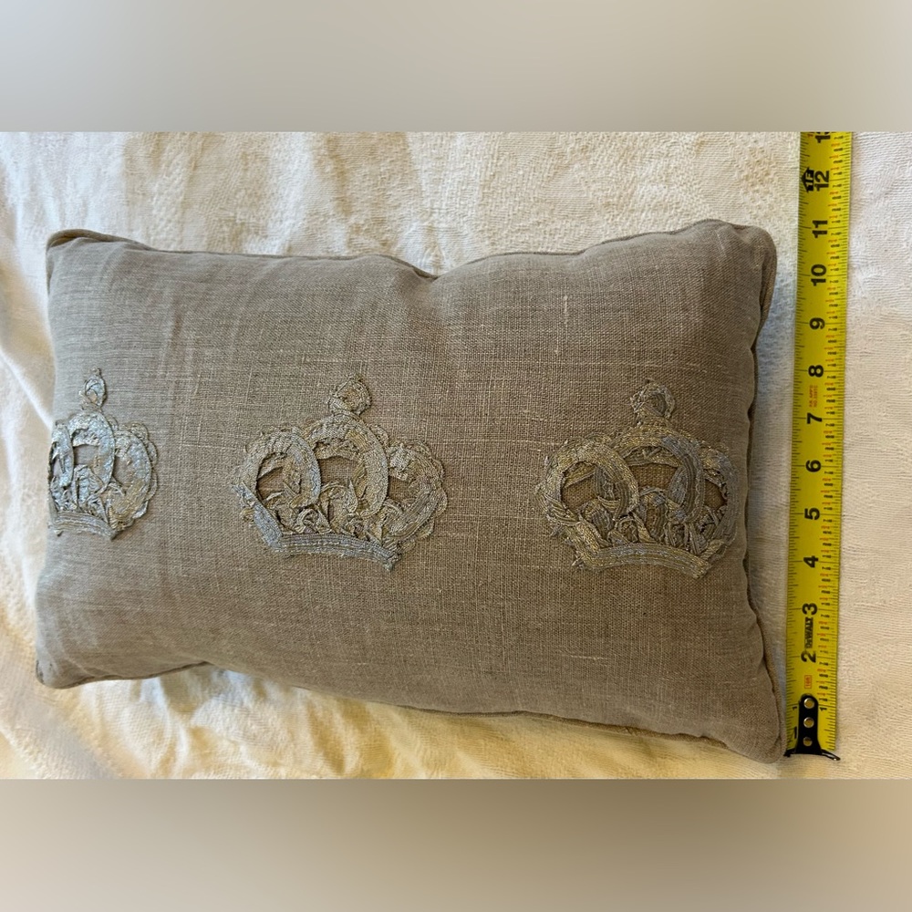 Dransfield and Ross crown pillow - Picture 5 of 5